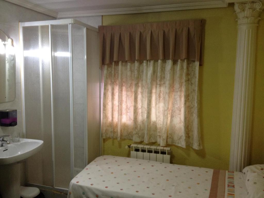 Hostal Jacinto الكالا ذي إِناريس المظهر الخارجي الصورة