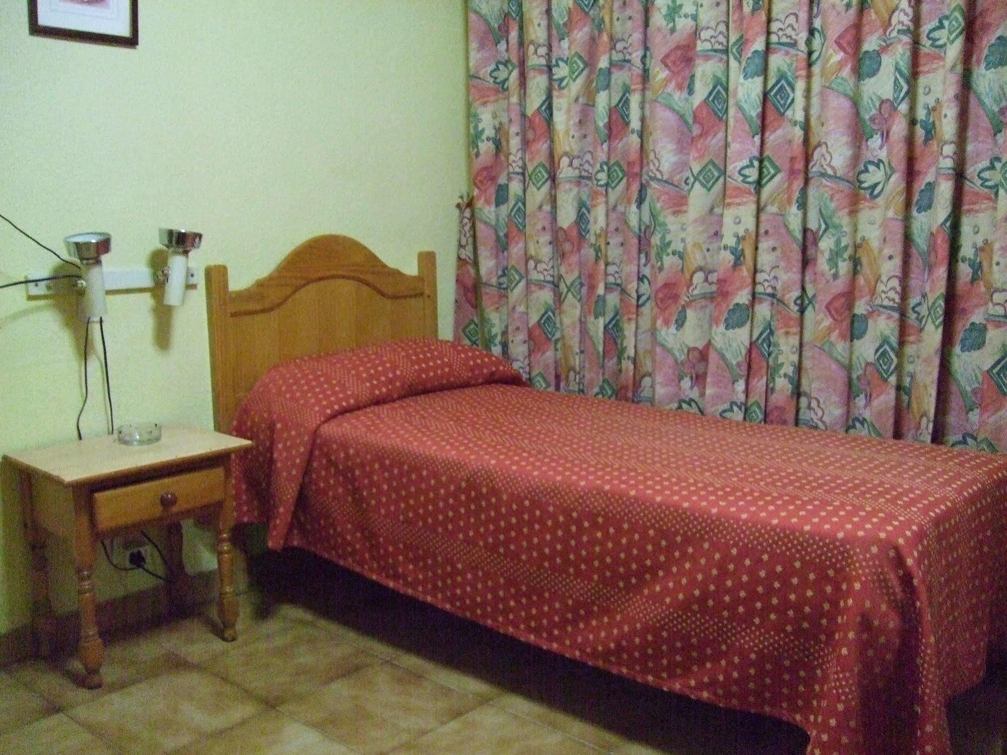 Hostal Jacinto الكالا ذي إِناريس المظهر الخارجي الصورة